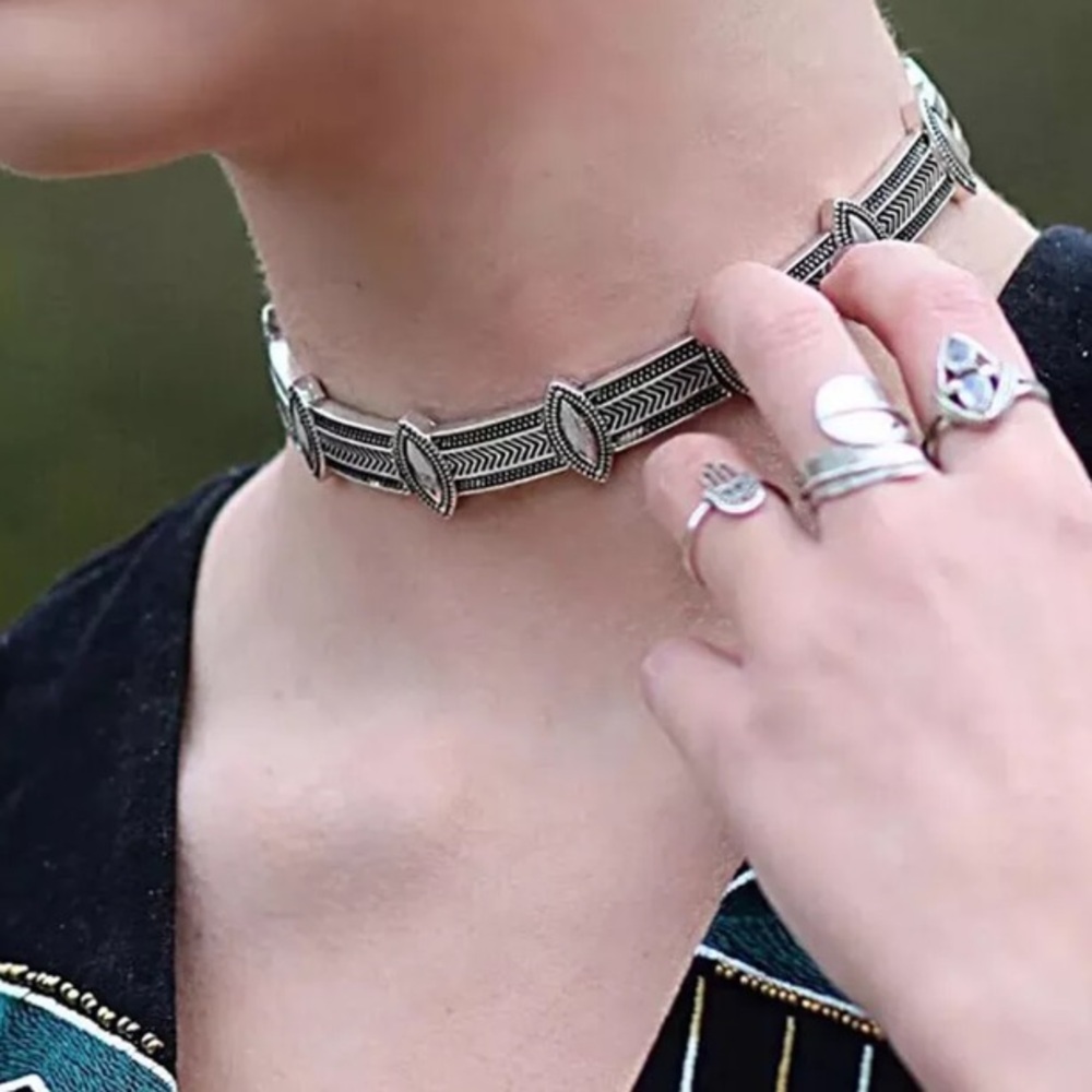- Antiqued Silver Pointed Oval Choker! NEW!